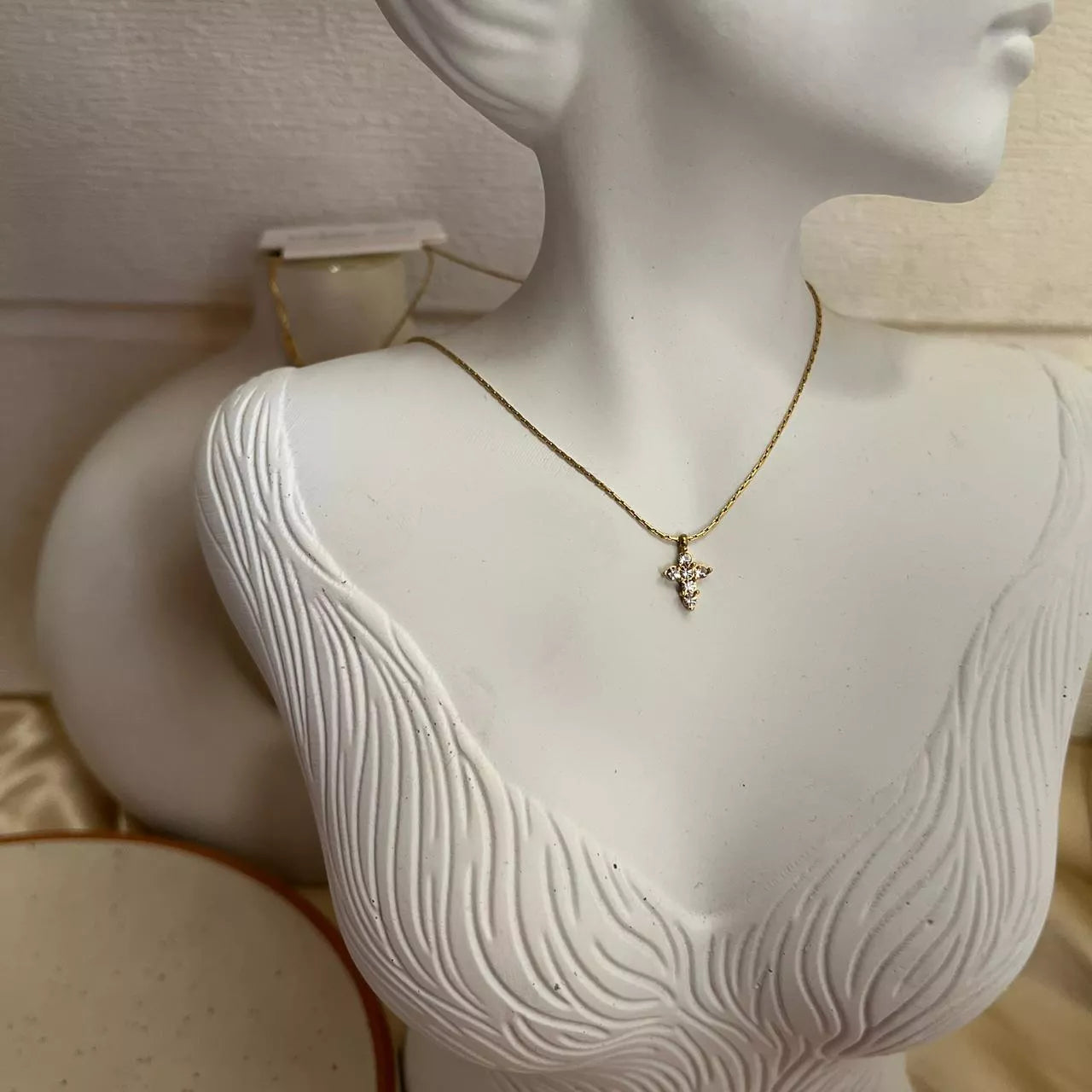 Cross Minimal Necklace