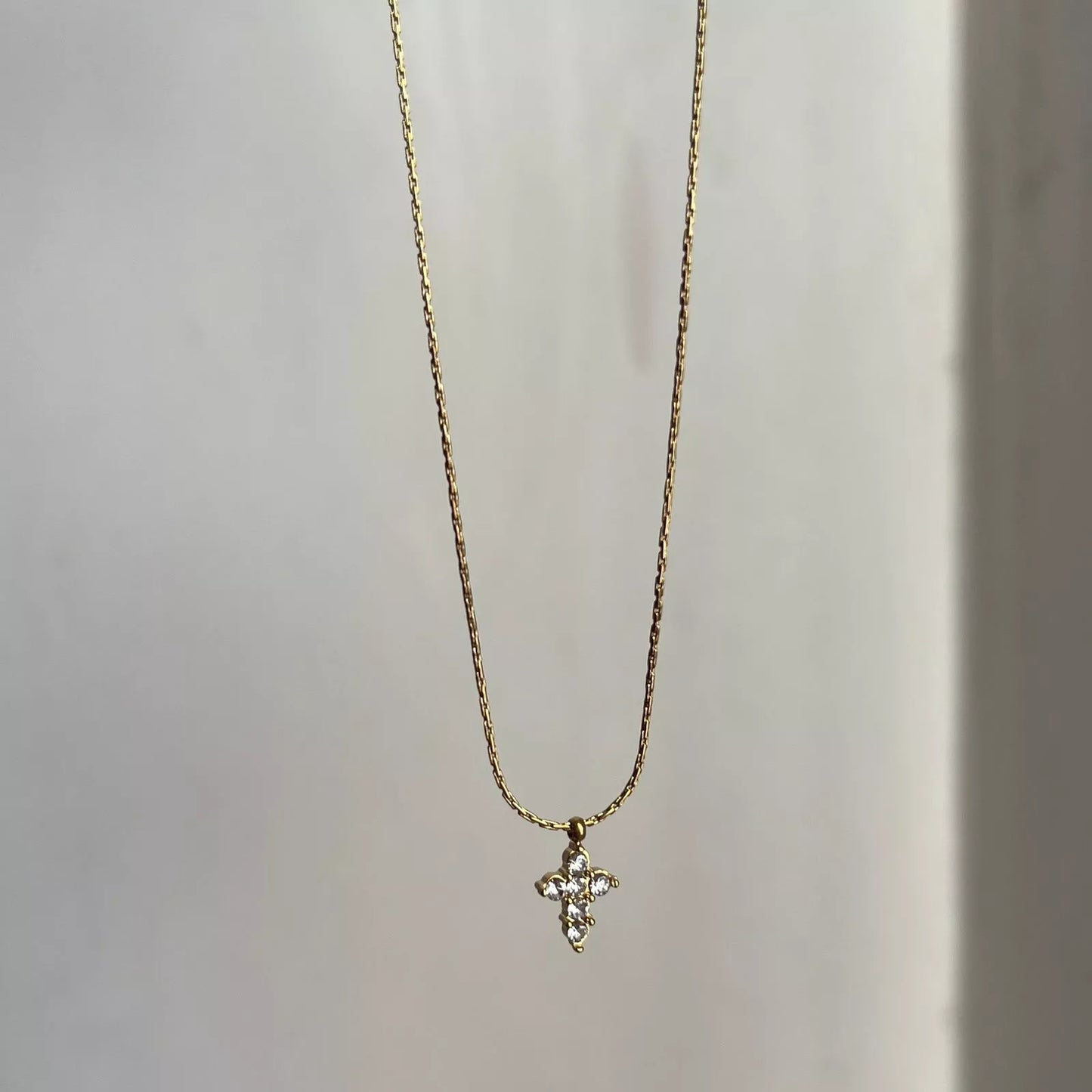 Cross Minimal Necklace