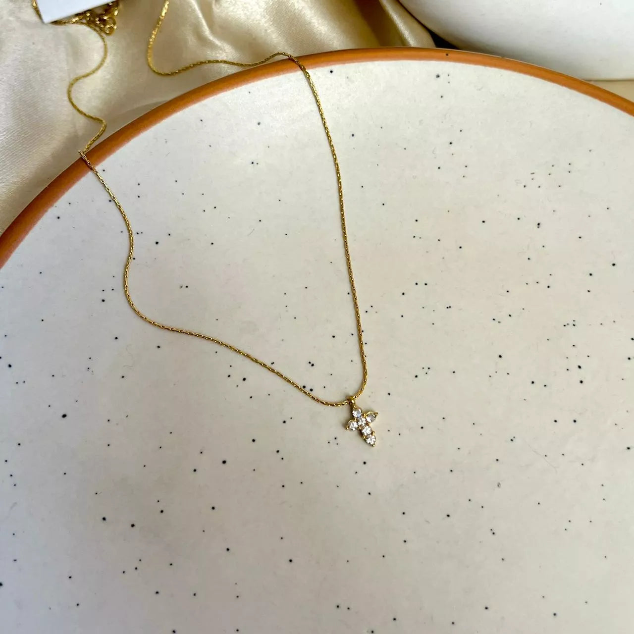 Cross Minimal Necklace