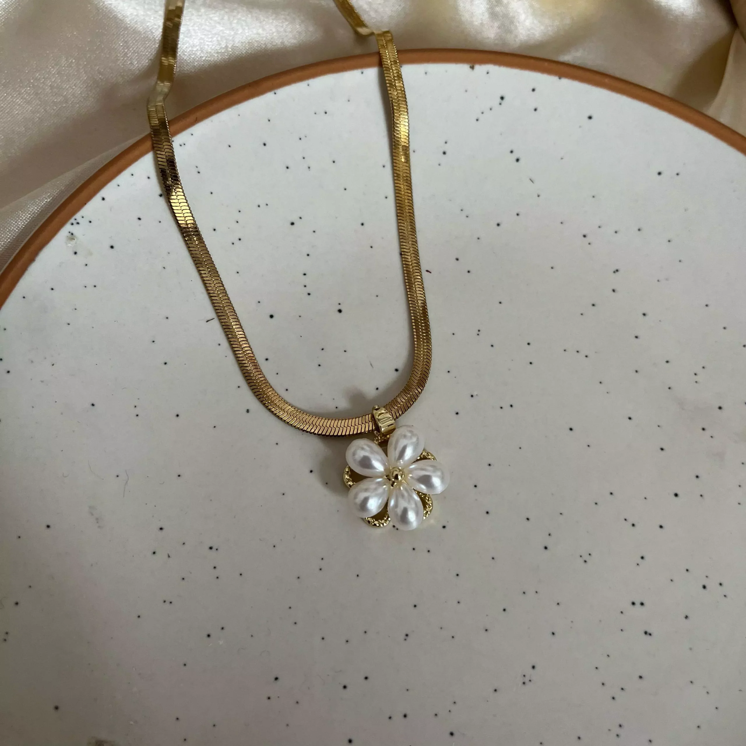 Rotating Pearl Flower Necklace