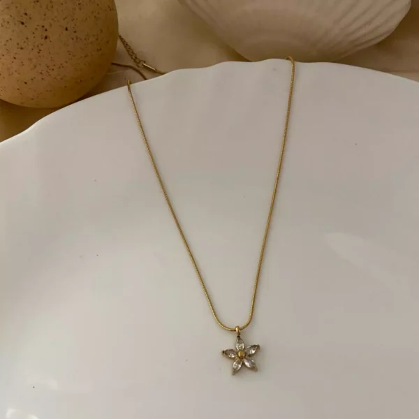 Flower Stun Necklace - Image 3