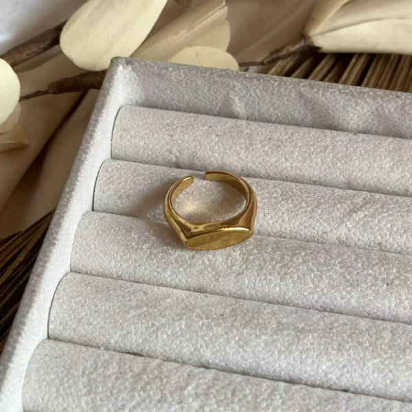 Rhene Ring - fits to size 8-9