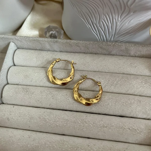 Twisted Flat Hoops